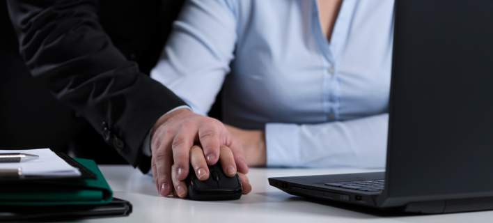Δύο Ελληνίδες δημοσιογράφοι καταγγέλλουν γνωστό διευθυντή-εκδότη για σεξουαλική παρενόχληση (εικόνες)